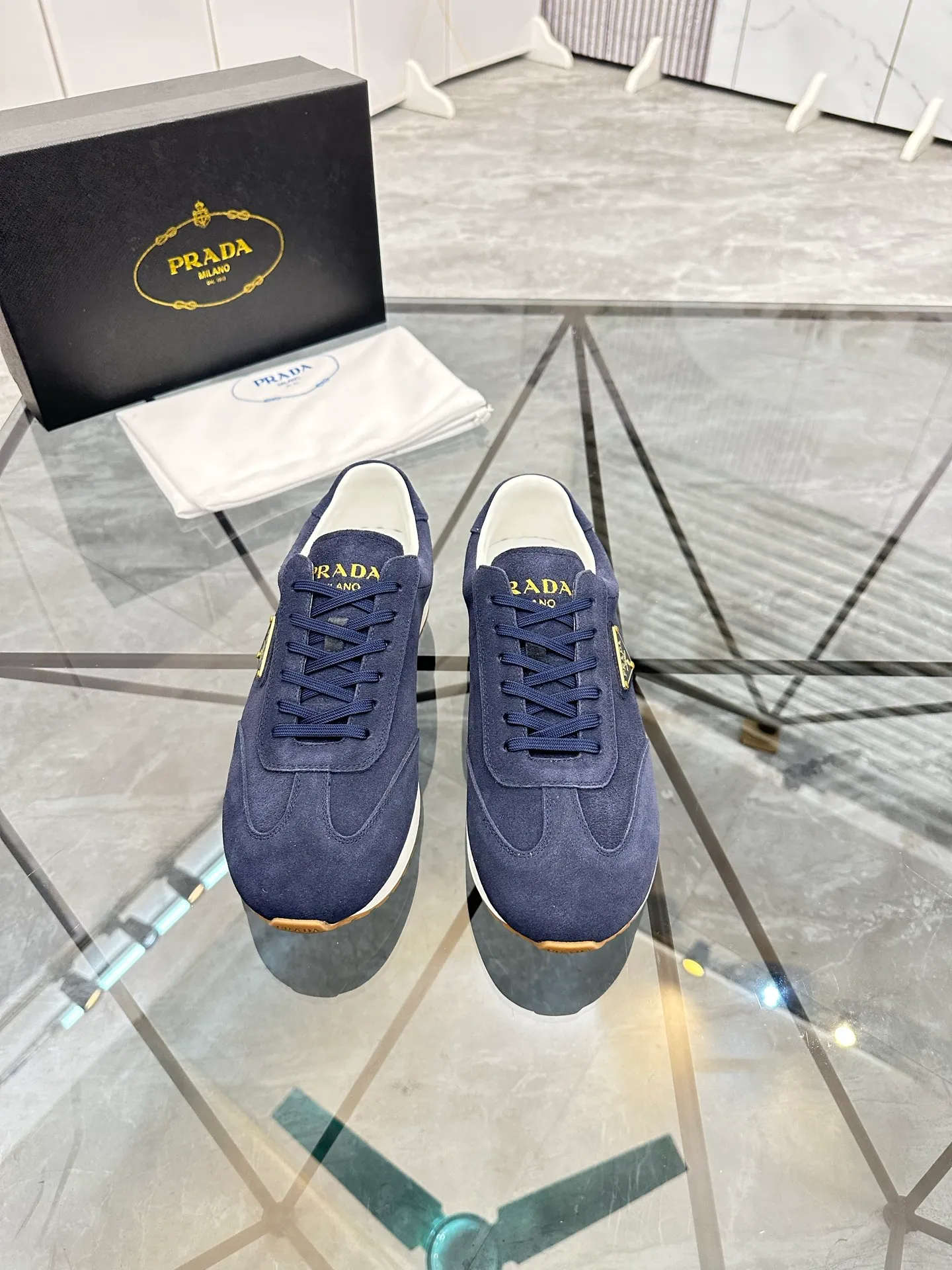 Men's shoes: 💰P420¥ Product trademark: Prada *"Prada*" low-top casual shoes Regular size: 38-44 (can be customized to 45) Product materials: imported nubuck leather upper, sheepskin lining, original outsole. Number: 020